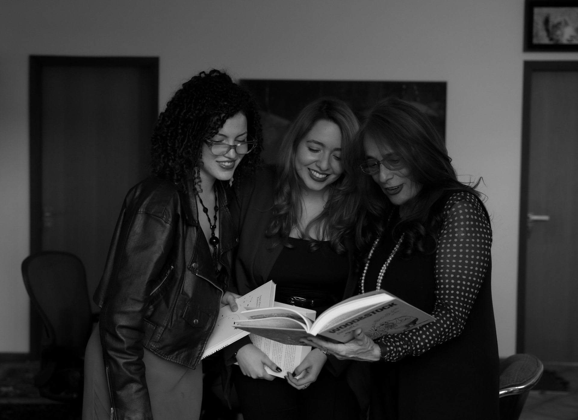 Equipe AgenteS folheando livros